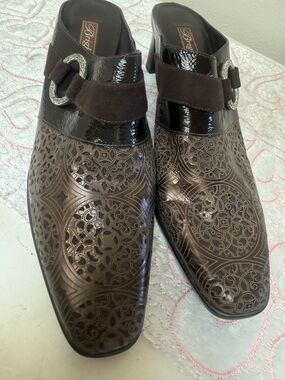 Brighton Ladies Bronze/Dark Brown Laser-Cut Leather Slip-On heels with Buckle